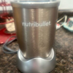 Nutribullet blender with 3 shake containers and lid.